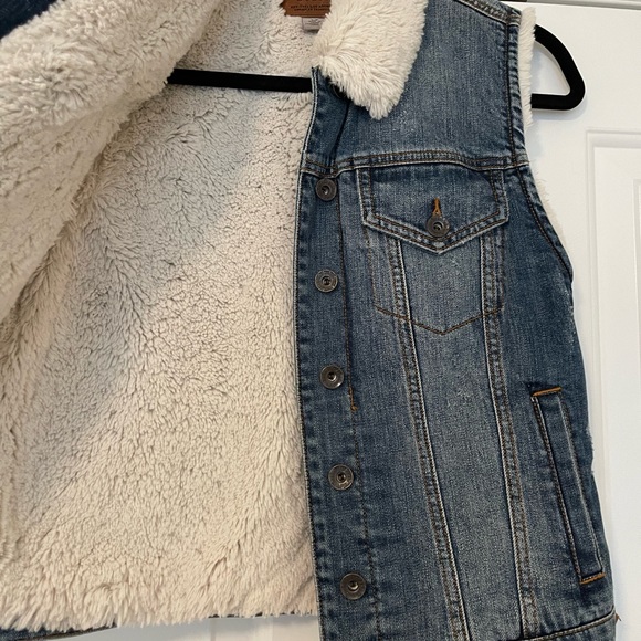 Guess heavy weight vest excellent condition - Picture 2 of 3